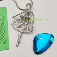 Colgante bailarina / Color azul / 68mm x 35mm / (Incluye picado y cadena)