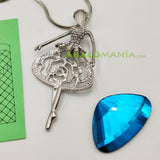 Colgante bailarina / Color azul / 68mm x 35mm / (Incluye picado y cadena)