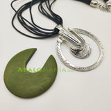 Colgante redondo de metal y madera / Modelo 1 / Color verde oliva / 75mm x 60mm / (Incluye picado y cordón cuero)